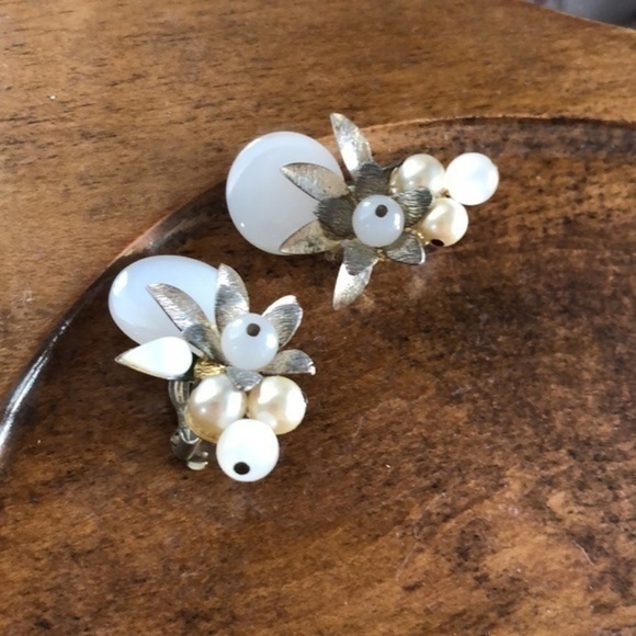 Vintage Clip On Earrings - Picture 2 of 4